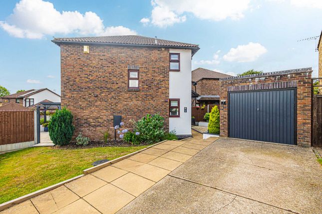 The Vale, Basildon, SS16 3 bed detached house for sale