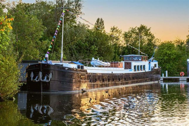 Shepperton Marina, Shepperton TW17 4 bed houseboat for sale