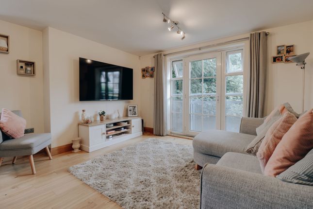 Cosmia Court, Bushey, WD23 2 bed flat for sale