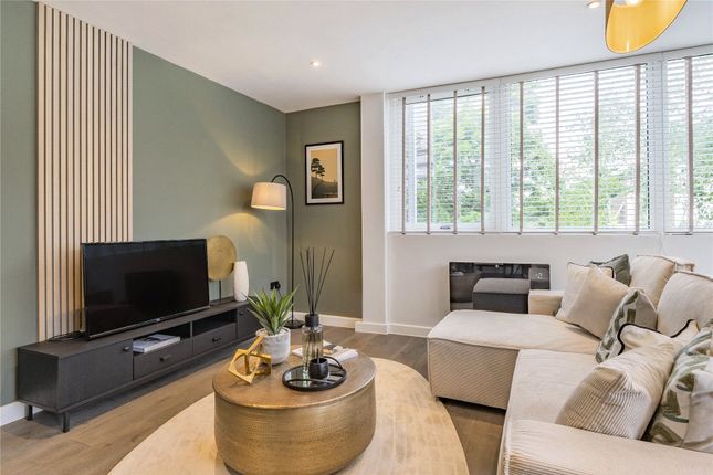 Rosemount Avenue, Surrey KT14 2 bed flat for sale