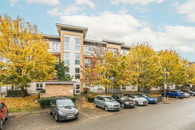 Langhorn Drive, Twickenham TW2 2 bed flat for sale