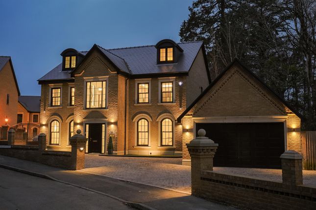 5 bed detached house
