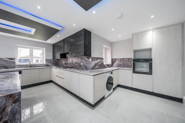 Wokingham,  Berkshire,  RG40 4 bed detached house for sale