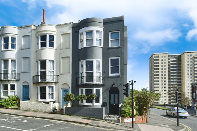 3 bedroom flat for sale
