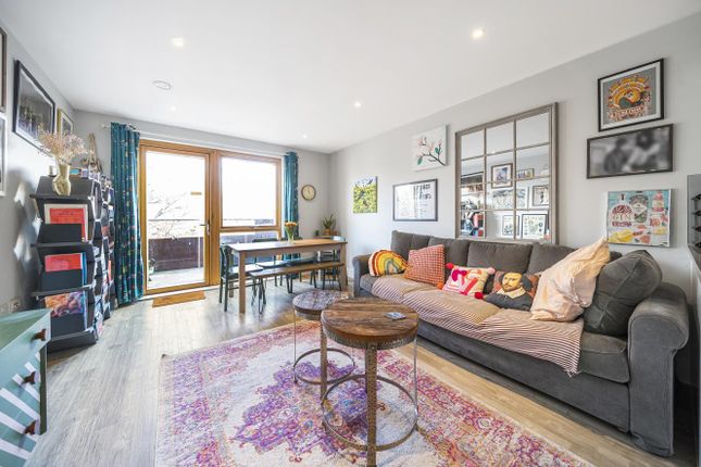 East Acton Lane, Acton, London, W3 2 bed flat for sale