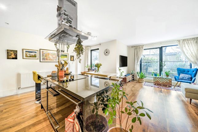 Theobalds Road, Bloomsbury, London, WC1X 3 bed flat for sale