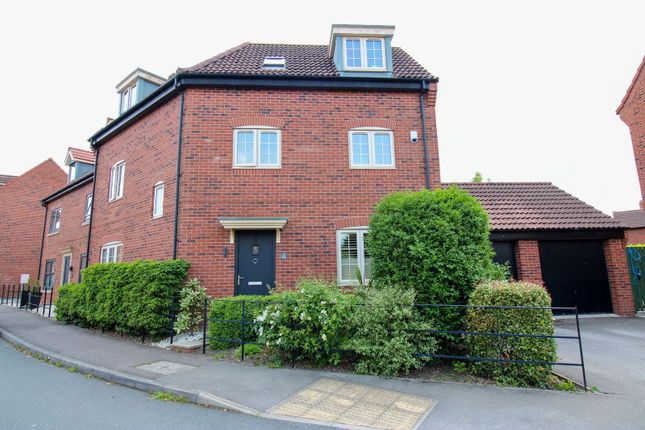 Baker Avenue, Doncaster DN10 5 bed link detached house for sale