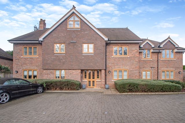 Long Lane, Ickenham, Uxbridge UB10 2 bed apartment for sale