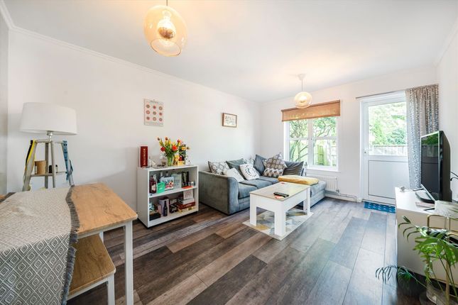 Blyth Close, Twickenham TW1 2 bed flat for sale