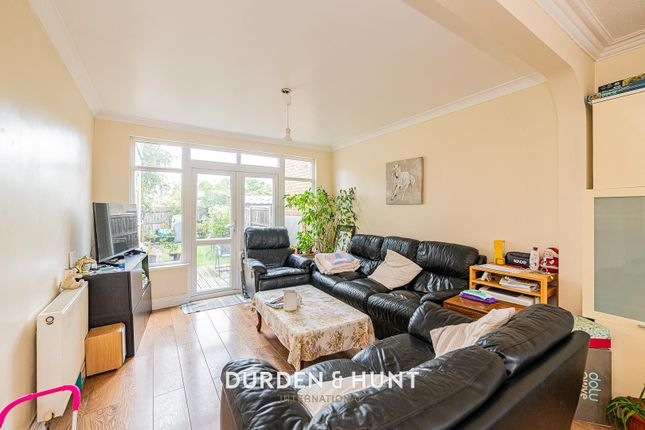Middleton Avenue, Chingford, E4 3 bed end of terrace house for sale