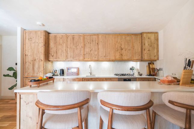 Cadmus Close, Clapham High Street... 2 bed flat for sale