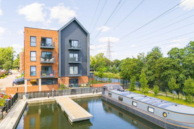 Hazlemere Marina, Waltham Abbey, EN9 2 bed apartment for sale