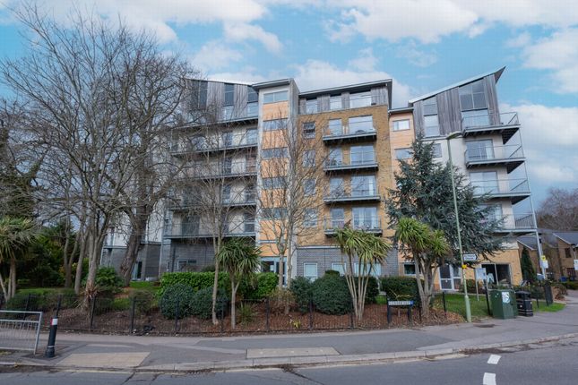 Coombe Way, Farnborough, GU14 7GD 2 bed flat for sale