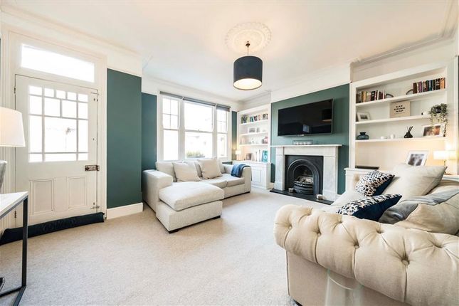 Dinsmore Road, London SW12 2 bed flat for sale