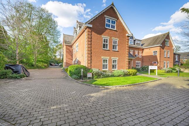 Woking,  Surrey,  GU21 3 bed flat for sale