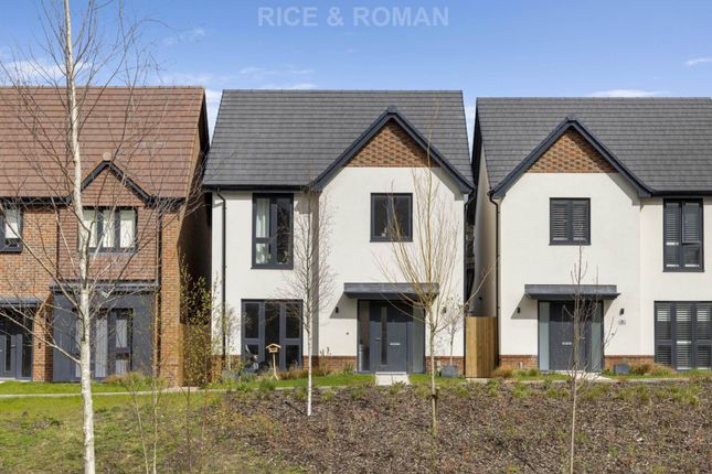 Collins Walk, Crowthorne RG45 4 bed detached house for sale
