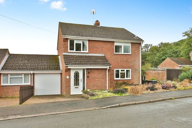 3 bed link detached house