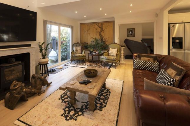 5 bed detached house