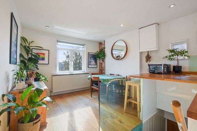 Roundwood Road, London, NW10 2 bed flat for sale