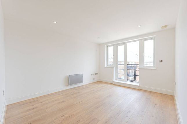 Oakbark House, Brentford, TW8 2 bed flat for sale