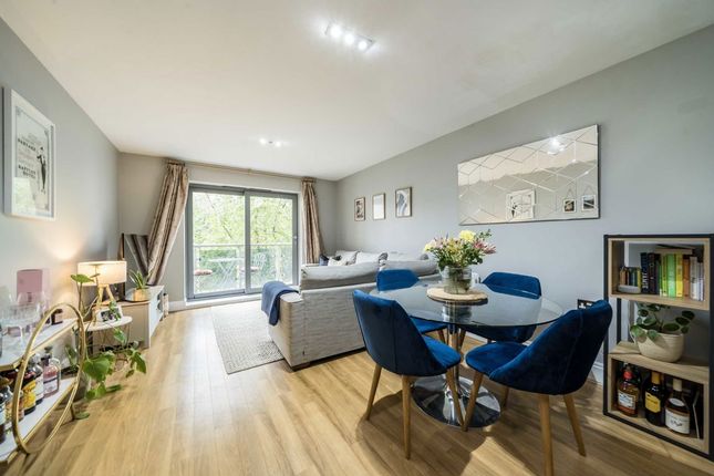 St. Georges Grove, London SW17 2 bed flat for sale