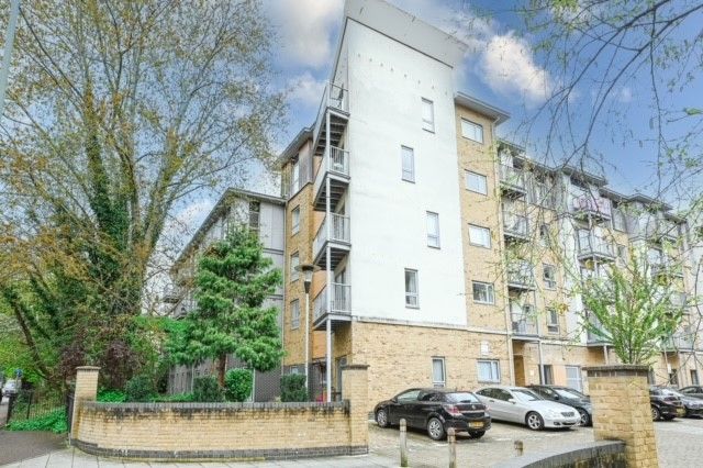 Coombe Way, Farnborough GU14 2 bed flat for sale