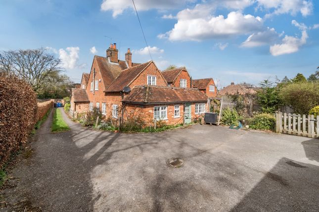 Well Road, Crondall, Farnham, GU10 3 bed semi