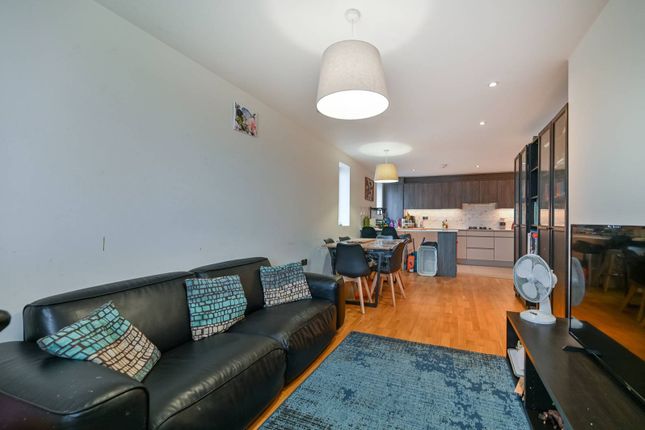New Heston Road, Heston, HOUNSLOW, TW5 2 bed flat for sale