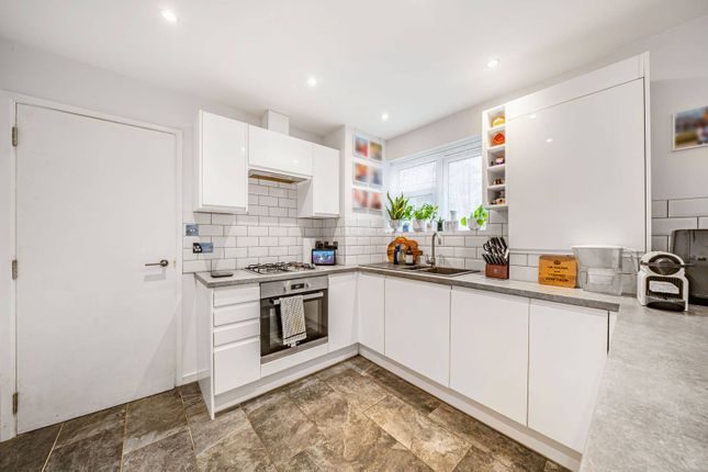 Gover Court, Stockwell, London, SW4 1 bed flat for sale