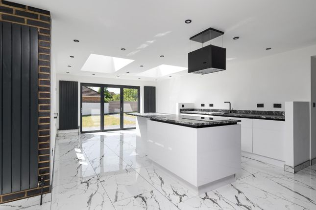Miles Avenue, Leighton Buzzard 4 bed semi