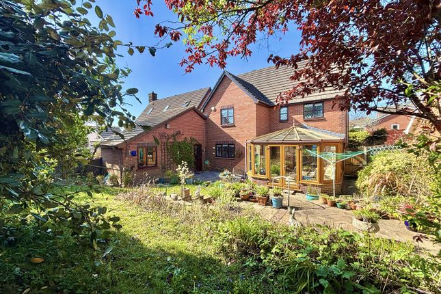 5 bed detached house