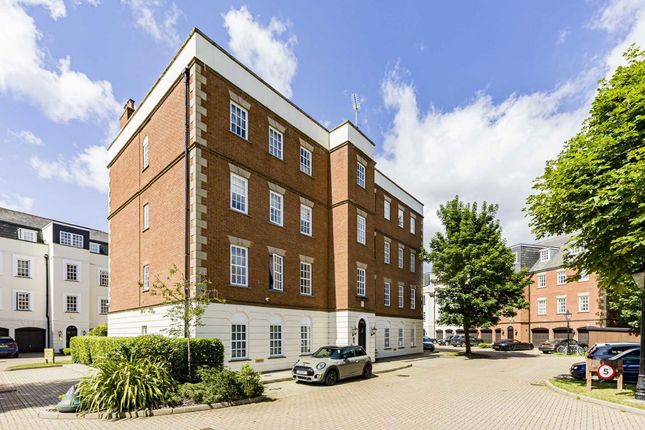 Queens Reach, East Molesey KT8 2 bed flat for sale
