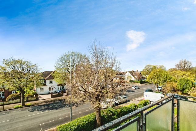 3 bedroom flat for sale
