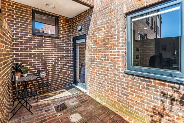North Street, Leatherhead, Surrey, KT22 1 bed flat for sale