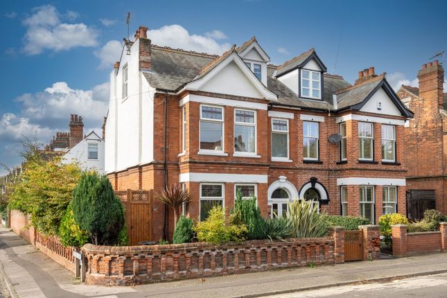 5 bedroom semi-detached house for sale