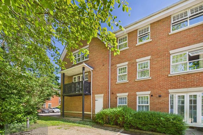 Pound Hill, Crawley 2 bed apartment for sale
