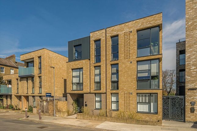 St. Andrew's Road, Surbiton KT6 2 bed flat for sale