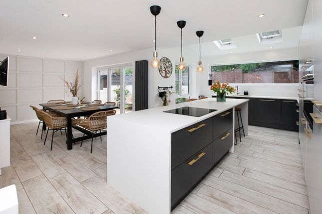 Howard Court, Teignmouth, TQ14 4 bed detached house for sale