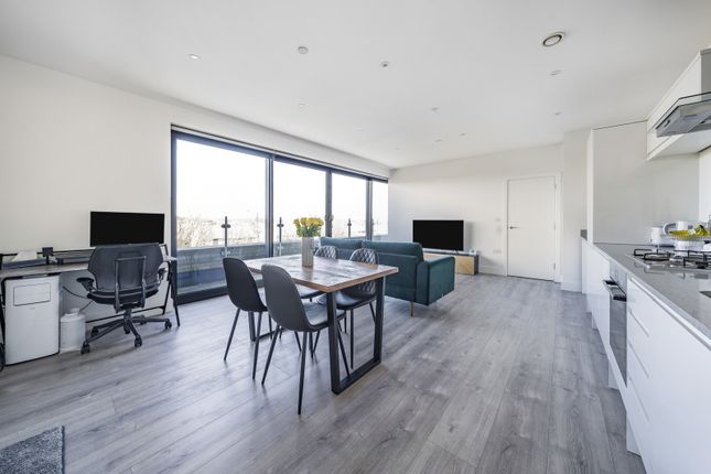 Heron Drive, Slough, Berkshire 1 bed apartment for sale