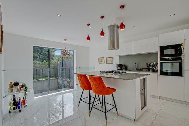 Northiam, London, N12 3 bed detached house for sale