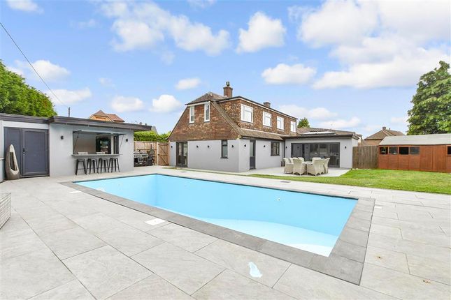 5 bed detached house