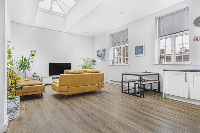 Old Post Office Court, Abingdon, OX14 2 bed apartment for sale