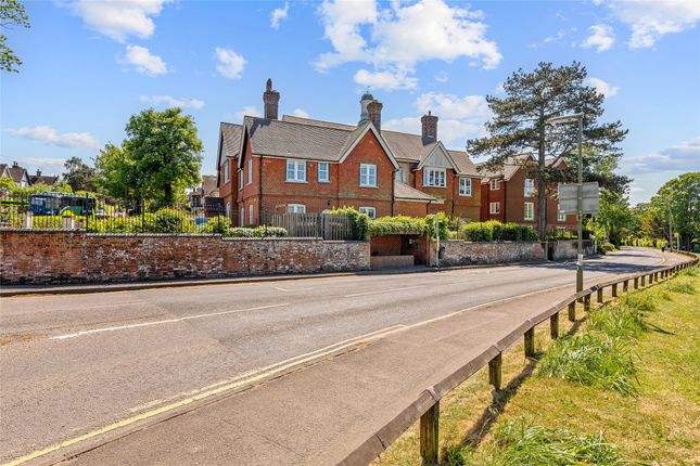 East Hill Road, Oxted, Surrey, RH8 2 bed flat for sale