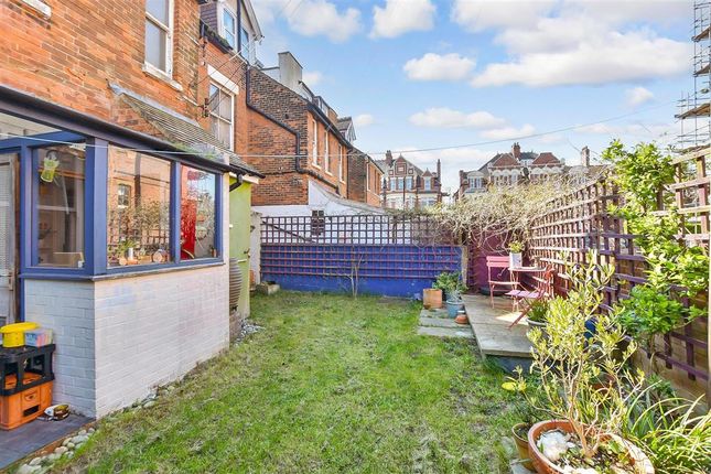 Westbourne Gardens, Folkestone, Kent 2 bed ground floor flat for sale