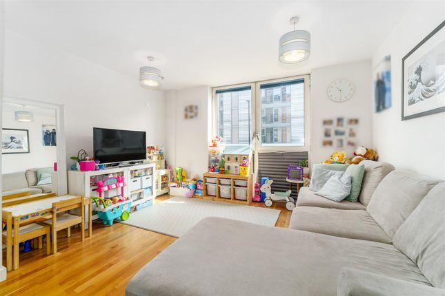 Vale Court, Brentford TW8 1 bed apartment for sale