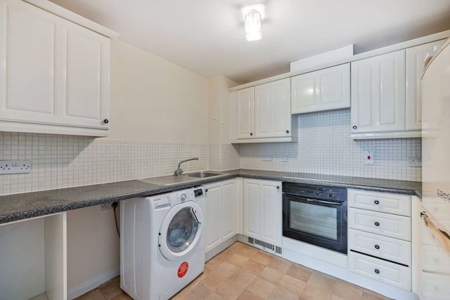 Newcombe Gardens, Hounslow, TW4 2 bed flat for sale
