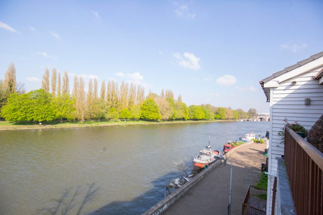Queens Reach, Kingston Upon Thames KT1 2 bed apartment for sale