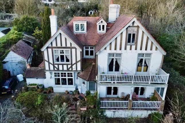 6 bedroom detached house for sale