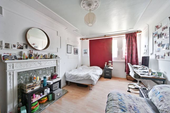 Moody Street, Mile End, London, E1 3 bed flat for sale