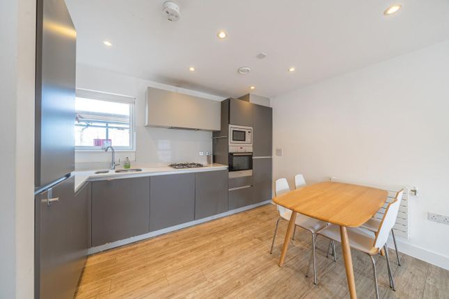Clapham Road, Stockwell, London, SW9 2 bed flat for sale